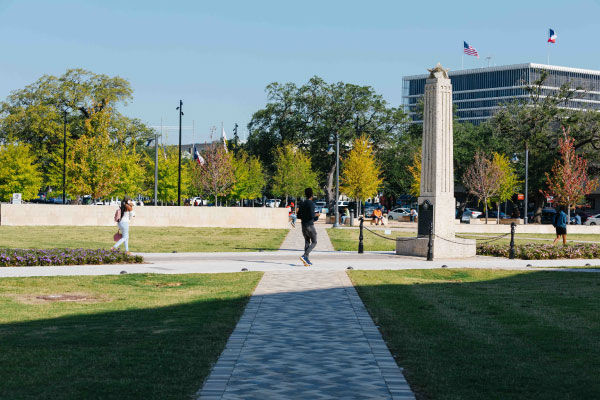 Students walking across the lawn at the HCC Central Campus